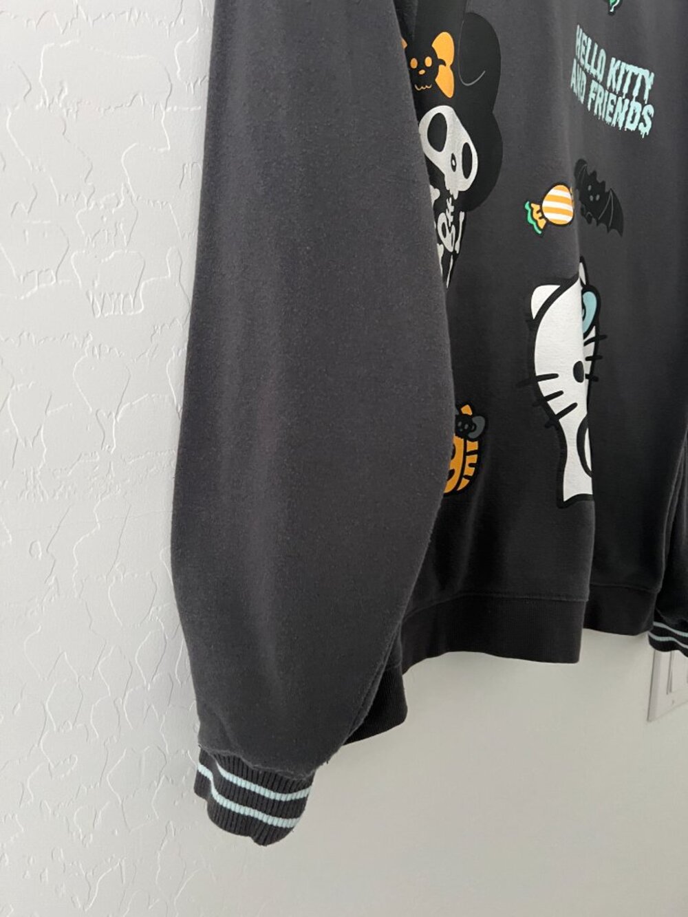 Hello Kitty and Friends by Sanrio Hybrid Women's Halloween Sweatshirt Black XXL - Picture 3 of 10